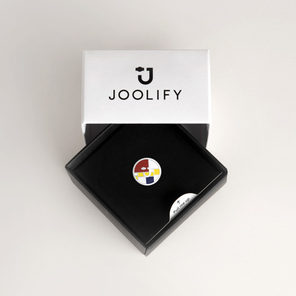 Packaging Joolify του Joollion Charm Artsy (Τέχνη), με κόκκινο, λευκό, κίτρινο και μπλε σμάλτο. Εναλλασσόμενο κόσμημα (joollion) από επιπλατινωμένο ασήμι 925.