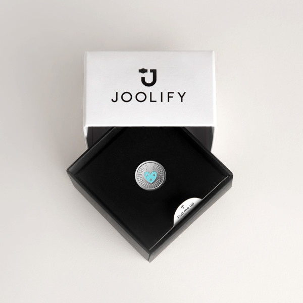 Packaging Joolify του Joollion Charm Azul and Silver Dots Corazon, με τιρκουάζ σμάλτο. Εναλλασσόμενο κόσμημα (joollion) από επιπλατινωμένο ασήμι 925.