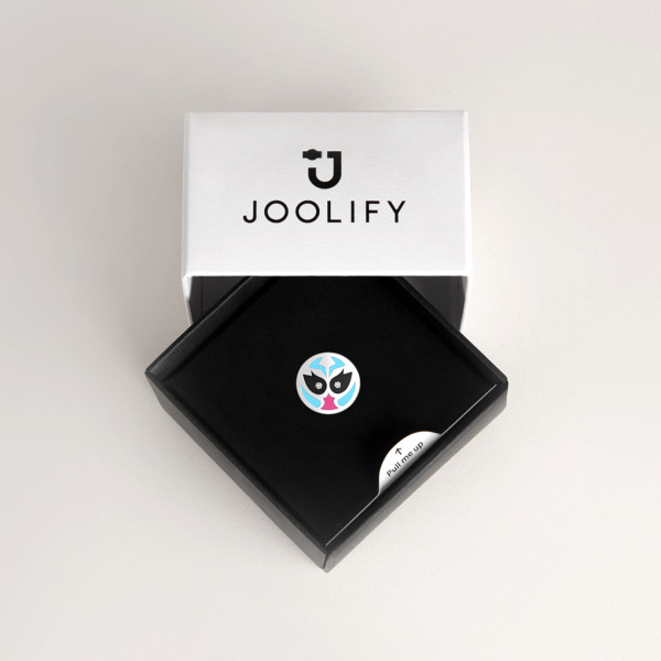 Packaging Joolify του Joollion Charm Azul Guardia Stones (Γαλάζια Φρουρά με Ζιργκόν), με γαλάζιο, φούξια και πράσινο σμάλτο και λευκές πέτρες ζιργκόν. Εναλλασσόμενο κόσμημα (joollion) από επιπλατινωμένο ασήμι 925.