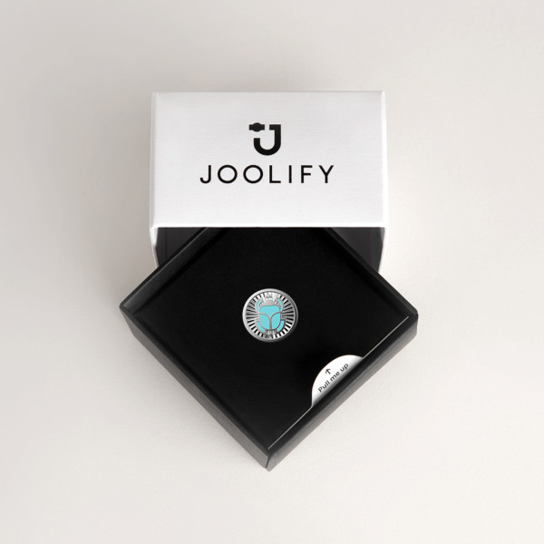 Packaging Joolify του Joollion Charm Azure Beetle (Γαλάζιο Σκαθάρι) με τιρκουάζ σμάλτο. Εναλλασσόμενο κόσμημα (joollion) από επιπλατινωμένο ασήμι 925.