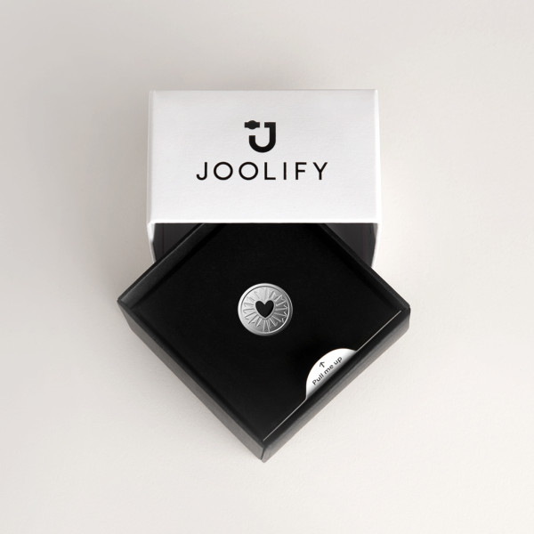 Packaging Joolify του Joollion Charm Black Corazon, με μαύρο σμάλτο. Εναλλασσόμενο κόσμημα (joollion) από επιπλατινωμένο ασήμι 925.