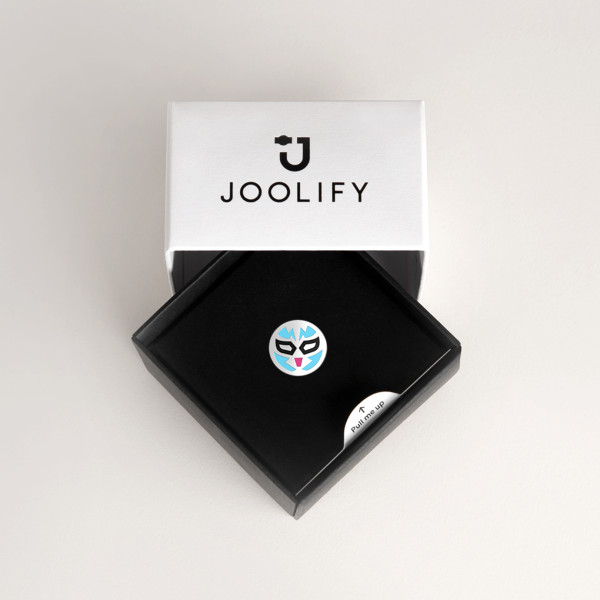 Packaging Joolify του Joollion Charm Black Espiritu (Σκοτεινό Πνεύμα), με γαλάζιο, μαύρο και φούξια σμάλτο. Εναλλασσόμενο κόσμημα (joollion) από επιπλατινωμένο ασήμι 925.