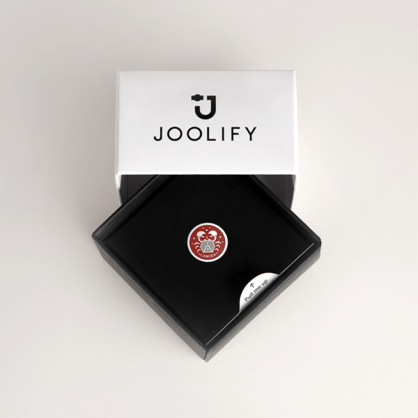 Packaging Joolify του Joollion Charm με το ζώδιο Καρκίνος (Cancer) σε σμάλτο με απόχρωση του καφέ. Εναλλασσόμενο κόσμημα (joollion) από επιπλατινωμένο ασήμι 925.