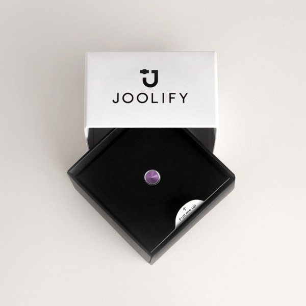 Packaging Joolify του Joollion Charm Conical (Κώνος) με μωβ σμάλτο. Εναλλασσόμενο κόσμημα (joollion) από επιπλατινωμένο ασήμι 925.