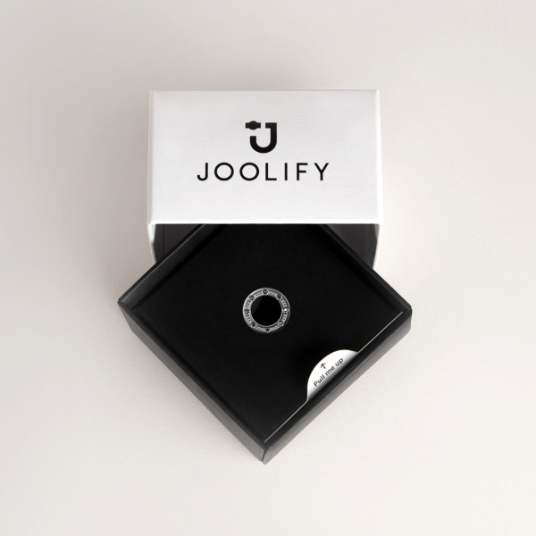 Packaging Joolify του Joollion Charm Elegant Stones, με μαύρο σμάλτο και μαύρες πέτρες ζιργκόν. Εναλλασσόμενο κόσμημα από επιπλατινωμένο ασήμι 925.