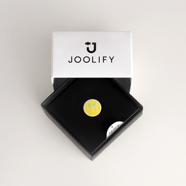 Packaging Joolify του Joollion Charm με το ζώδιο Δίδυμοι (Gemini) σε κίτρινο σμάλτο. Εναλλασσόμενο κόσμημα (joollion) από επιπλατινωμένο ασήμι 925.