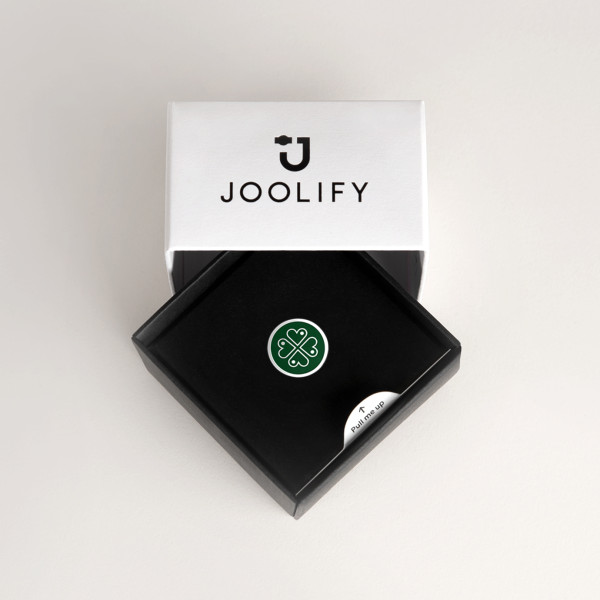 Packaging Joolify του Joollion Charm Green Clover (Πράσινο Τριφύλλι) με πράσινο σμάλτο. Εναλλασσόμενο κόσμημα (joollion) από επιπλατινωμένο ασήμι 925.