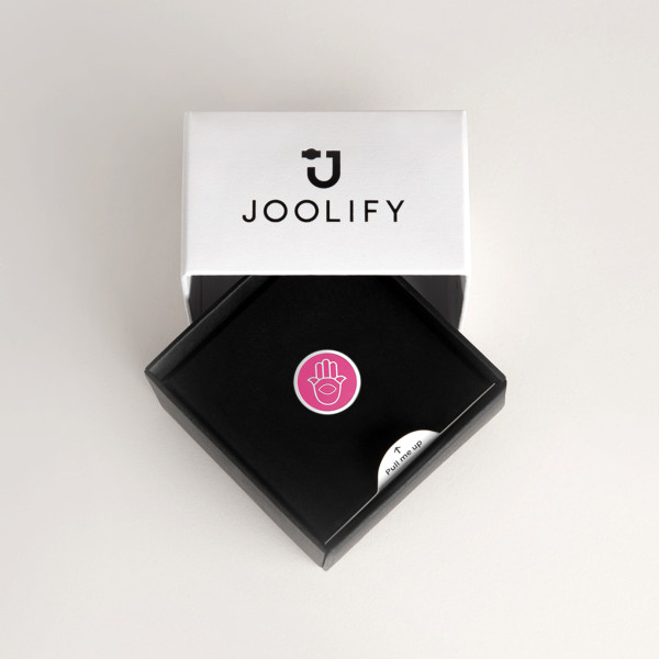 Packaging Joolify του Joollion Charm Pink Hamsa (Ροζ Χάμσα) με ροζ σμάλτο. Εναλλασσόμενο κόσμημα (joollion) από επιπλατινωμένο ασήμι 925.