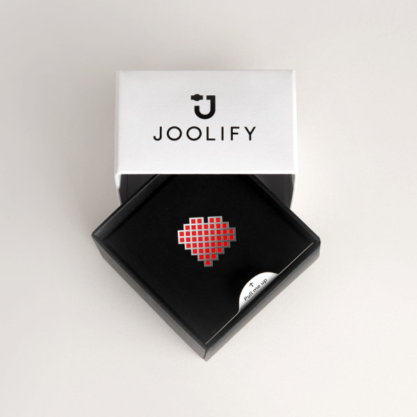 Packaging Joolify του Joollion Charm Pixel Heart (Καρδιά με Pixel), με κόκκινο σμάλτο. Εναλλασσόμενο κόσμημα (joollion) από επιπλατινωμένο ασήμι 925.