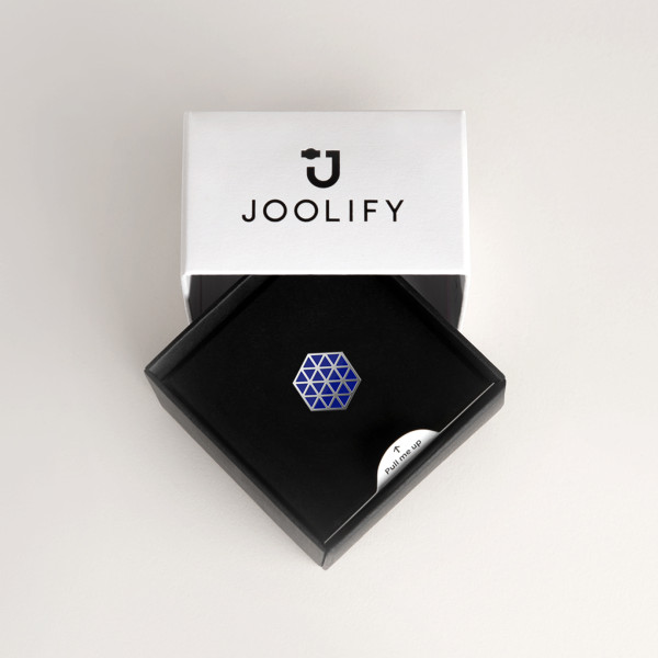 Packaging Joolify του Joollion Charm Pop Hexagon (Pop Εξάγωνο) με μπλε σμάλτο. Εναλλασσόμενο κόσμημα (joollion) από επιπλατινωμένο ασήμι 925.