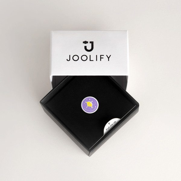 Packaging Joolify του Joollion Charm με το ζώδιο Τοξότης (Sagittarius) σε μωβ και κίτρινο σμάλτο. Εναλλασσόμενο κόσμημα (joollion) από επιπλατινωμένο ασήμι 925.