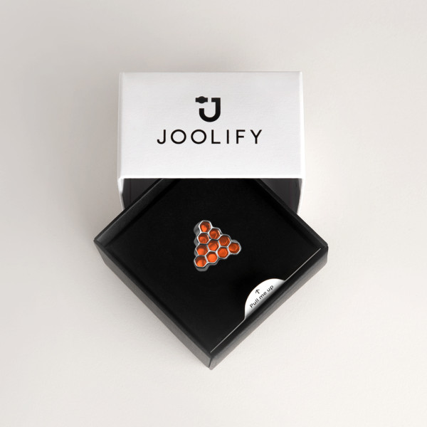 Packaging Joolify του Joollion Charm Triangle (Τρίγωνο), με μελί χρώμα σμάλτου. Εναλλασσόμενο κόσμημα από επιπλατινωμένο ασήμι 925.