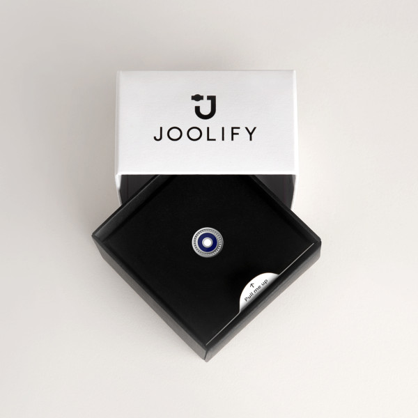 Packaging Joolify του Joollion Charm Eye - Small (Μάτι) με μπλε σμάλτο. Εναλλασσόμενο κόσμημα (joollion) από επιπλατινωμένο ασήμι 925.