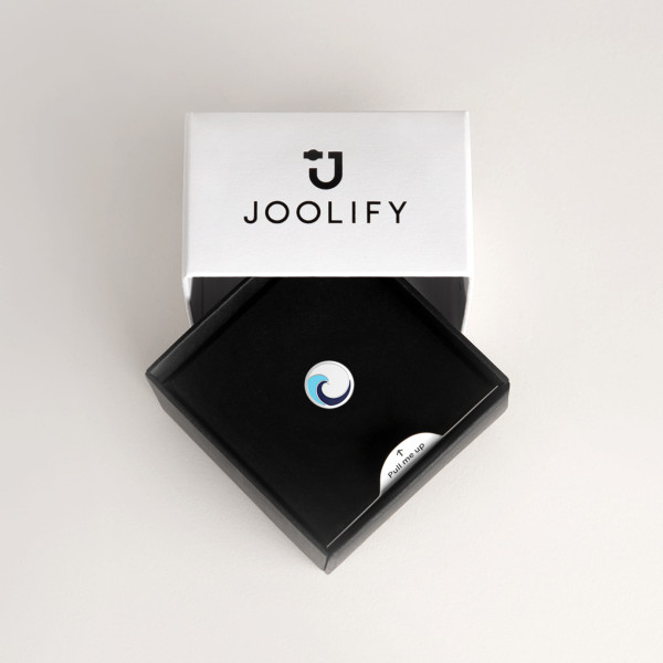 Packaging Joolify του Joollion Charm Waves - Small (Κύμα), με λευκό, γαλάζιο και μπλε σμάλτο. Εναλλασσόμενο κόσμημα (joollion) από επιπλατινωμένο ασήμι 925.